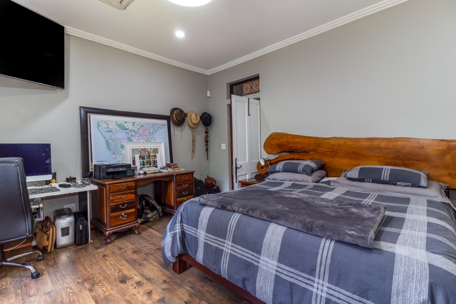 5 Bedroom Property for Sale in Hoog En Droog Western Cape